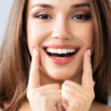 Niềng răng cải thiện mặt lệch khiến nụ cười trở nên rạng rạng rỡ và cân đối.