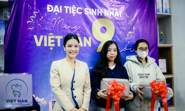 Khoảnh khắc trao giải Ba của hai khách hàng may mắn trong phần bốc thăm tri ân