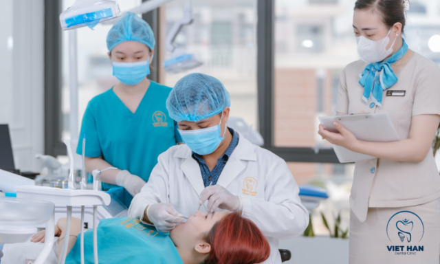 Trồng răng implant được thực hiện bởi bác sĩ chuyên môn cao, đảm bảo an toàn và chính xác từng bước.