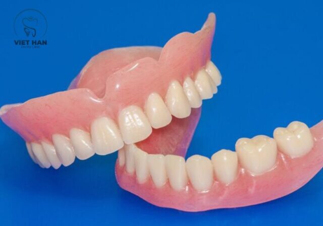Hạn chế của trồng răng tháo lắp là khả năng ăn nhai chưa ổn định như răng thật.