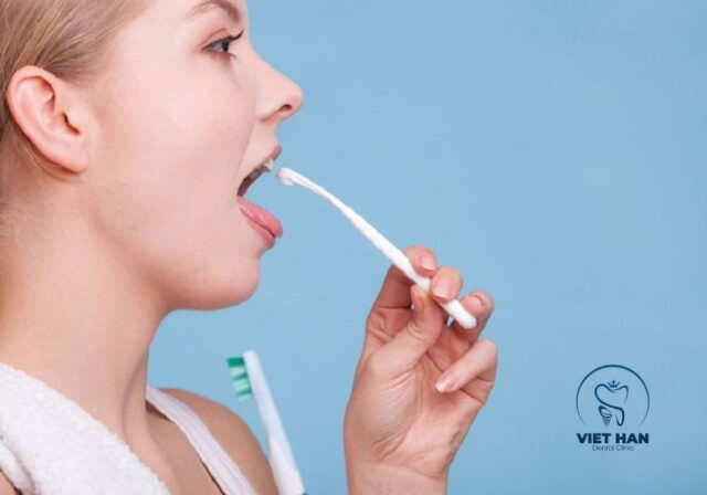 Chăm sóc răng miệng đúng cách giúp duy trì răng sứ sạch đẹp và khỏe mạnh lâu dài.